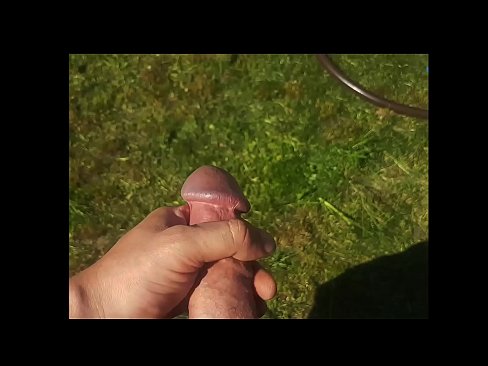 ❤️ A boazona fica com a rata rosa fodida e ejacula com um esguicho num jardim de Verão Porno em porno pt.porn-mate.ru