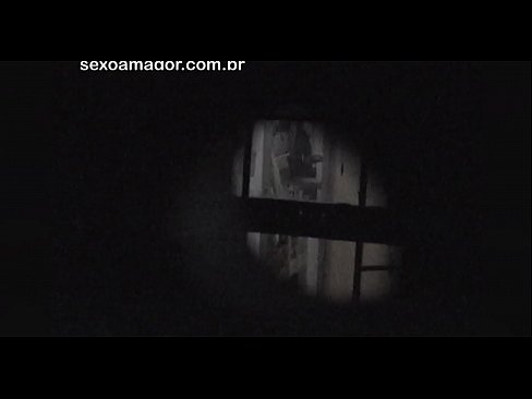 ❤️ Lourinho é filmado secretamente por um voyeur de bairro escondido atrás de tijolos ocos Porno em porno pt.porn-mate.ru