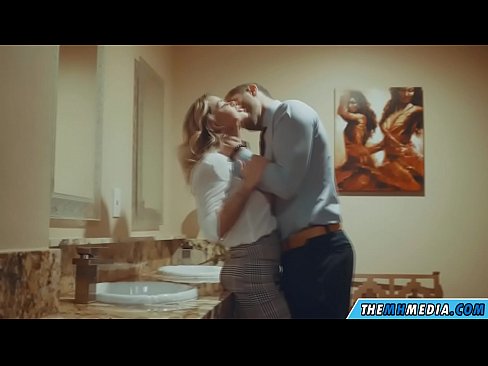 ❤️ Quando uma loira peituda o seduz numa casa de banho pública Porno em porno pt.porn-mate.ru